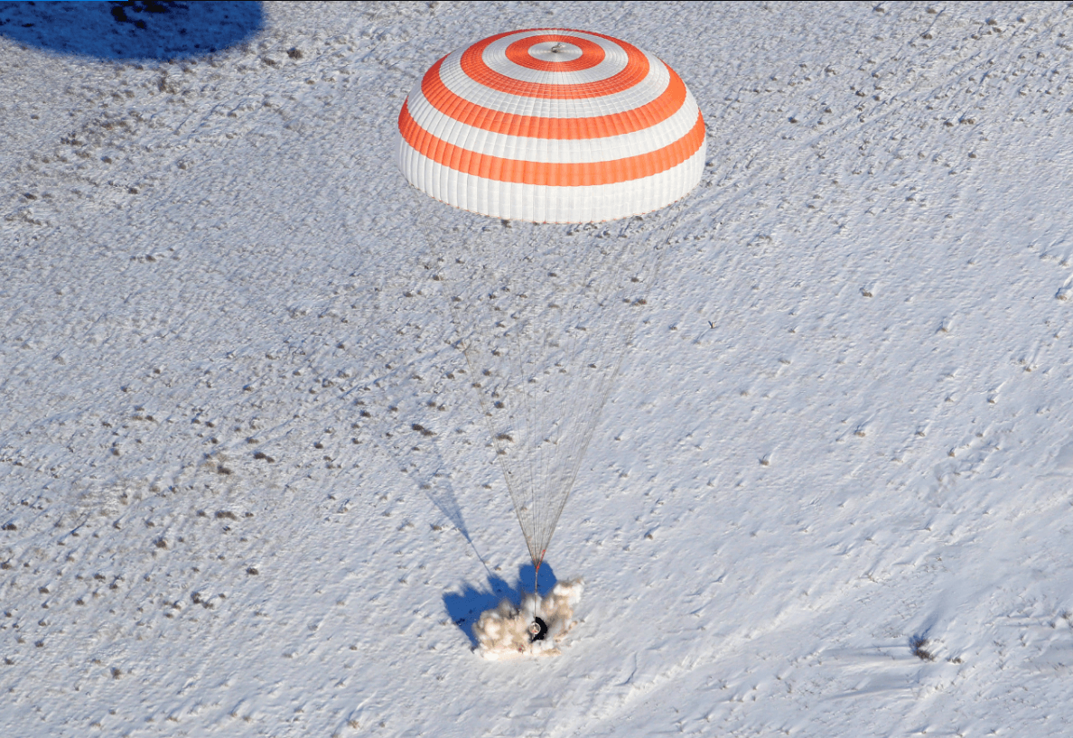 La nave tripulada rusa Soyuz MS-05 aterriza en la estepa kazaja