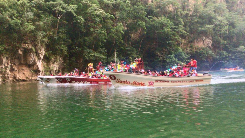 Lancheros hacen peregrinación en el Río Grijalva, Chiapas
