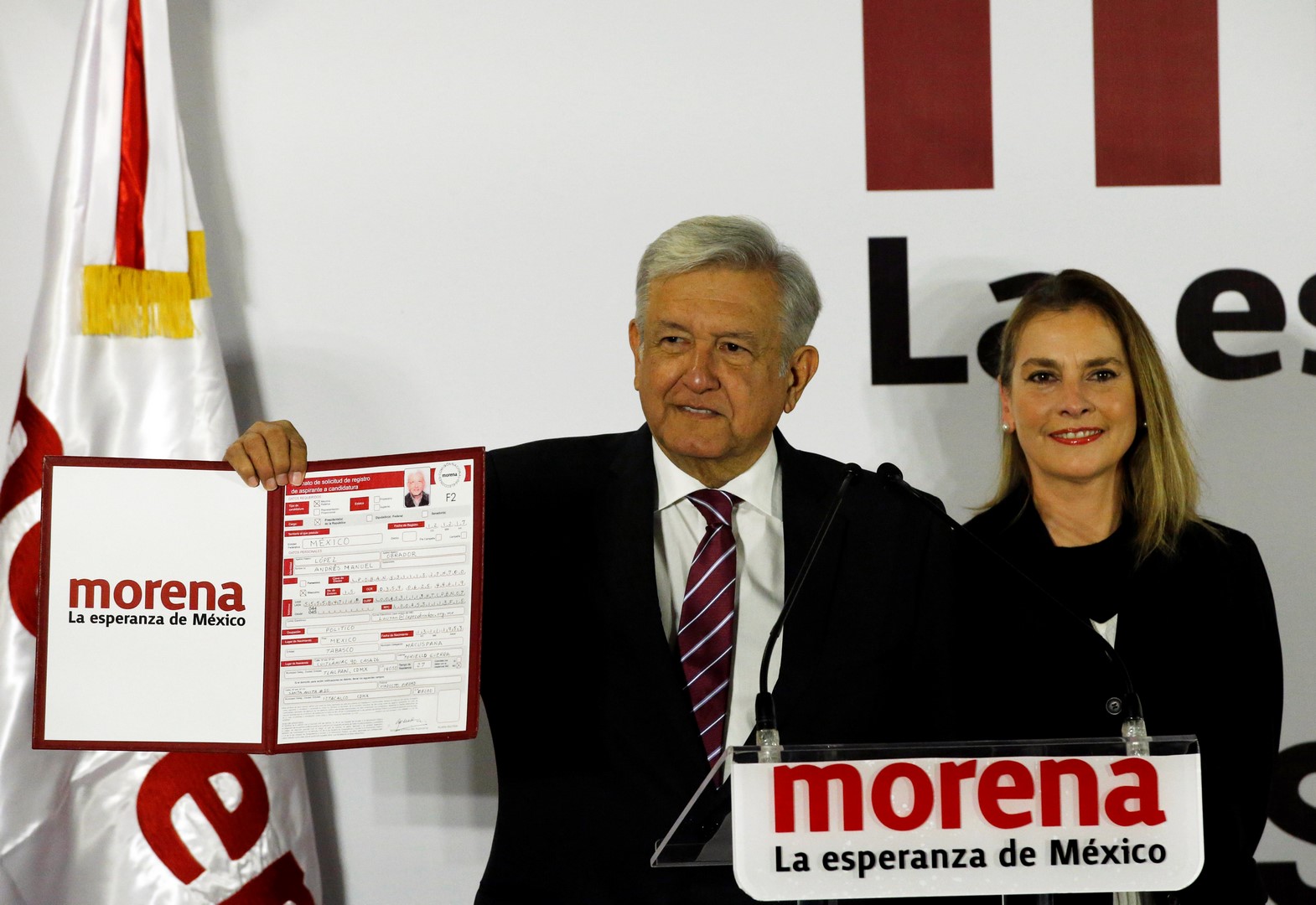 López Obrador se registra como precandidato de Morena a la Presidencia