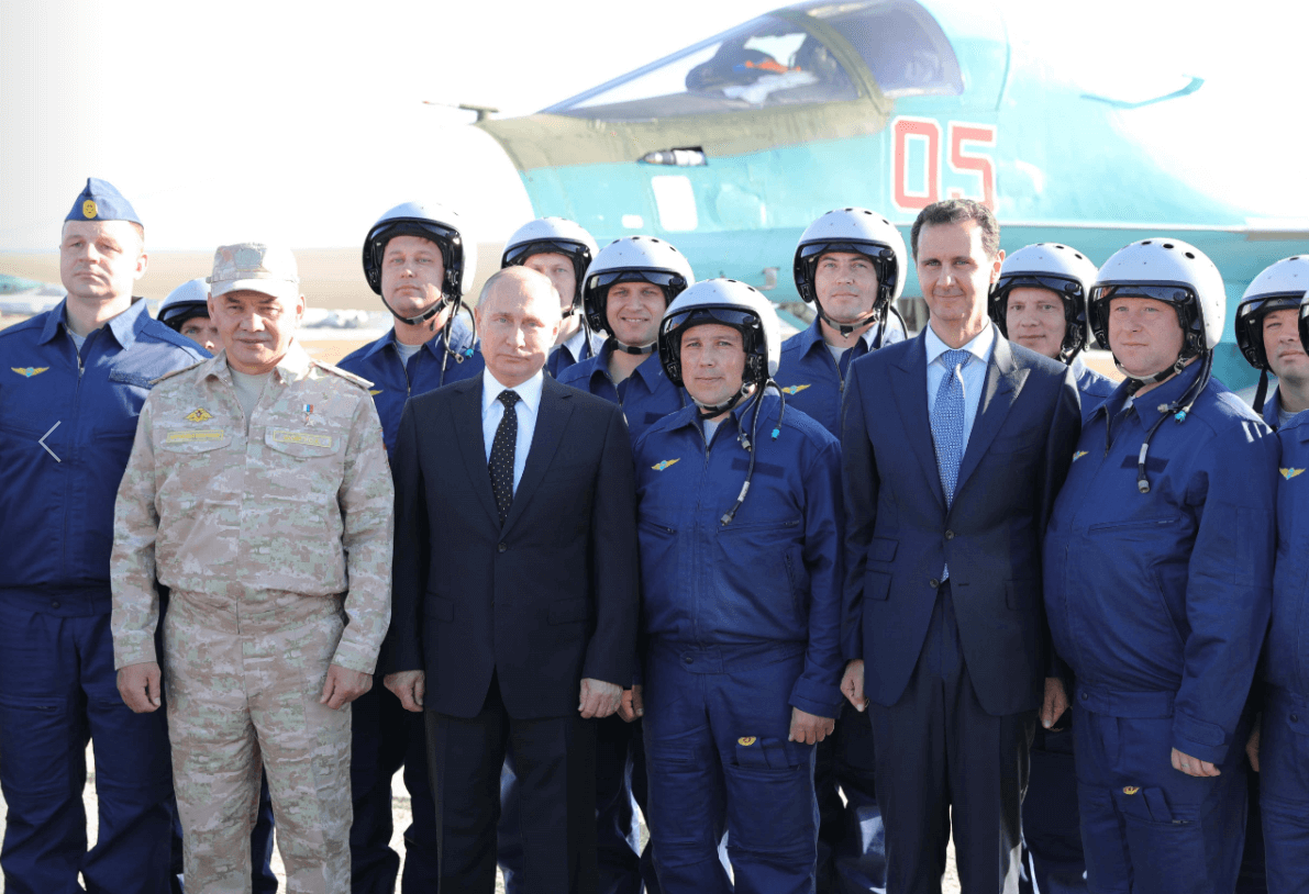 Los presidentes Putin y Al Assad con las tropas rusas en una base siria