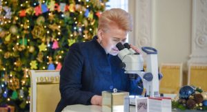 Lituania regala al papa Francisco un nacimiento microscópico