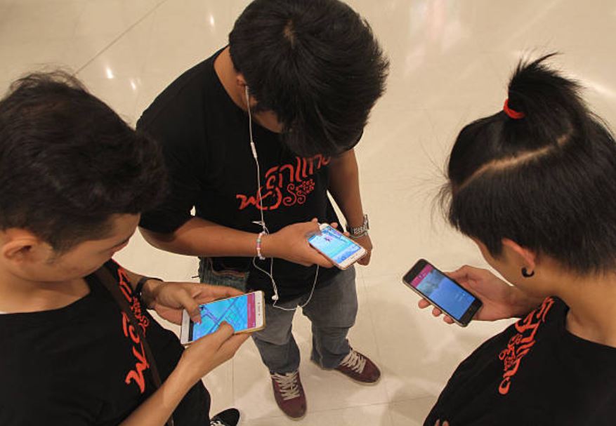 Jóvenes sufren dolor de cuello por mala postura al usar el celular