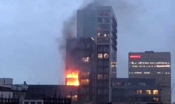 Bomberos combaten incendio en edificio residencial de 12 pisos en Manchester