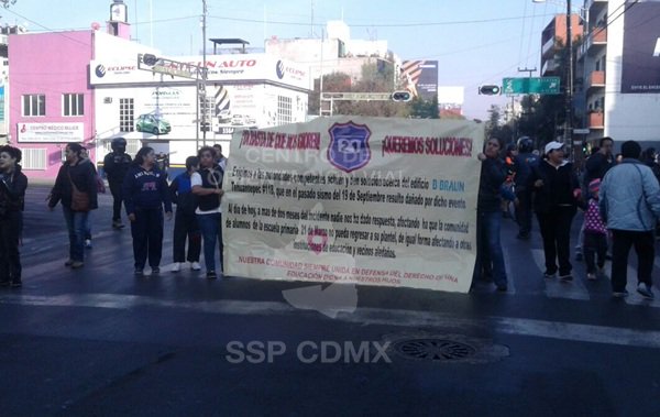 Manifestantes en Eje 3 y Monterrey