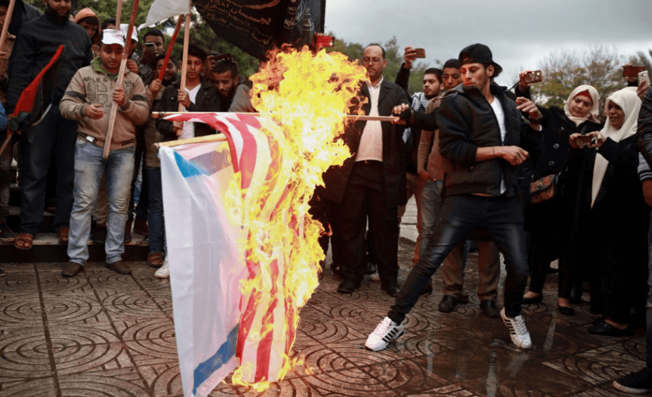 Manifestantes en Gaza queman banderas de Estados Unidos e Israel