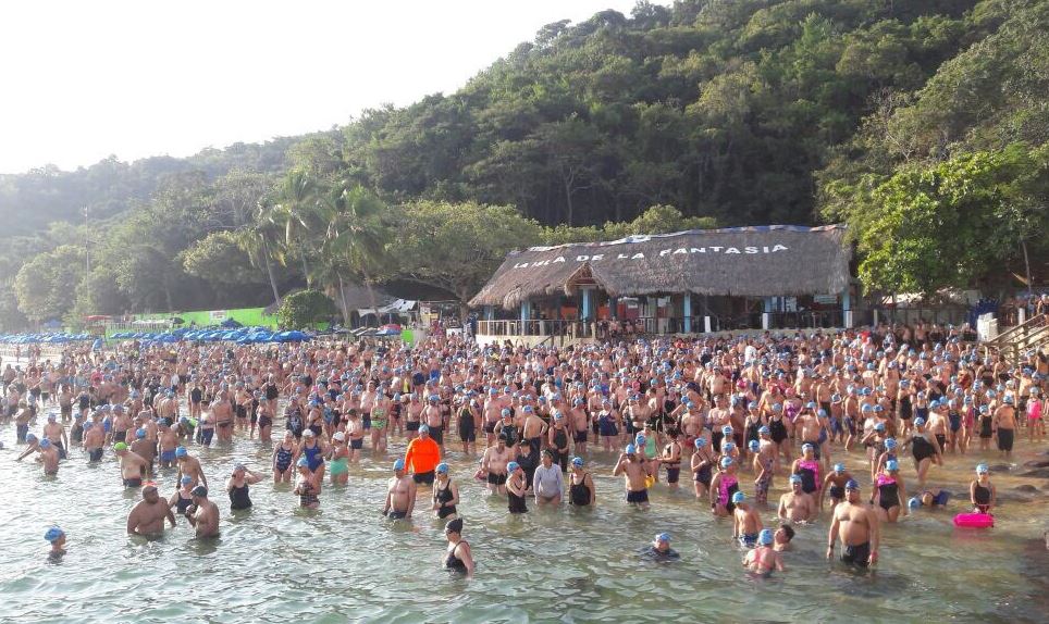 nadadores se reunen maratón internacional aguas abiertas acapulco