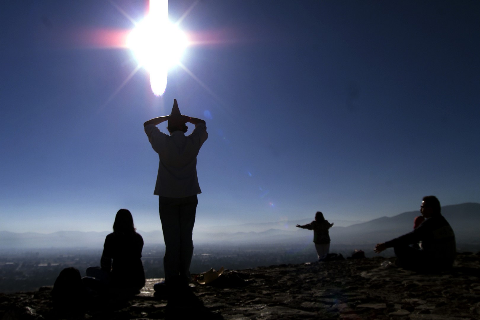 Mexicanos meditan en la Pirámide del Sol por el invierno