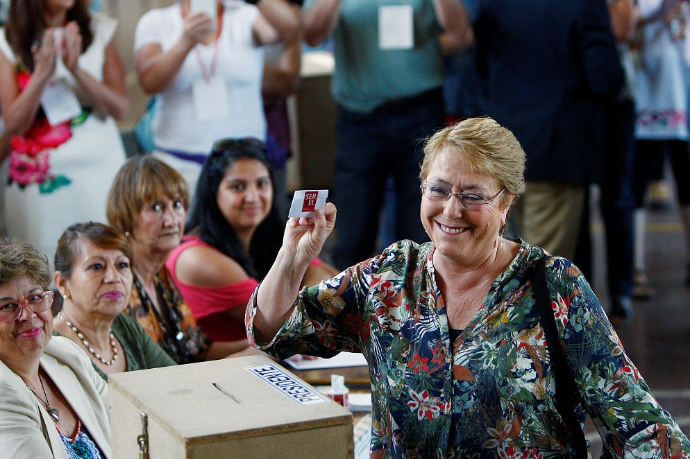 Bachelet llama a los chilenos a votar en la segunda vuelta presidencial