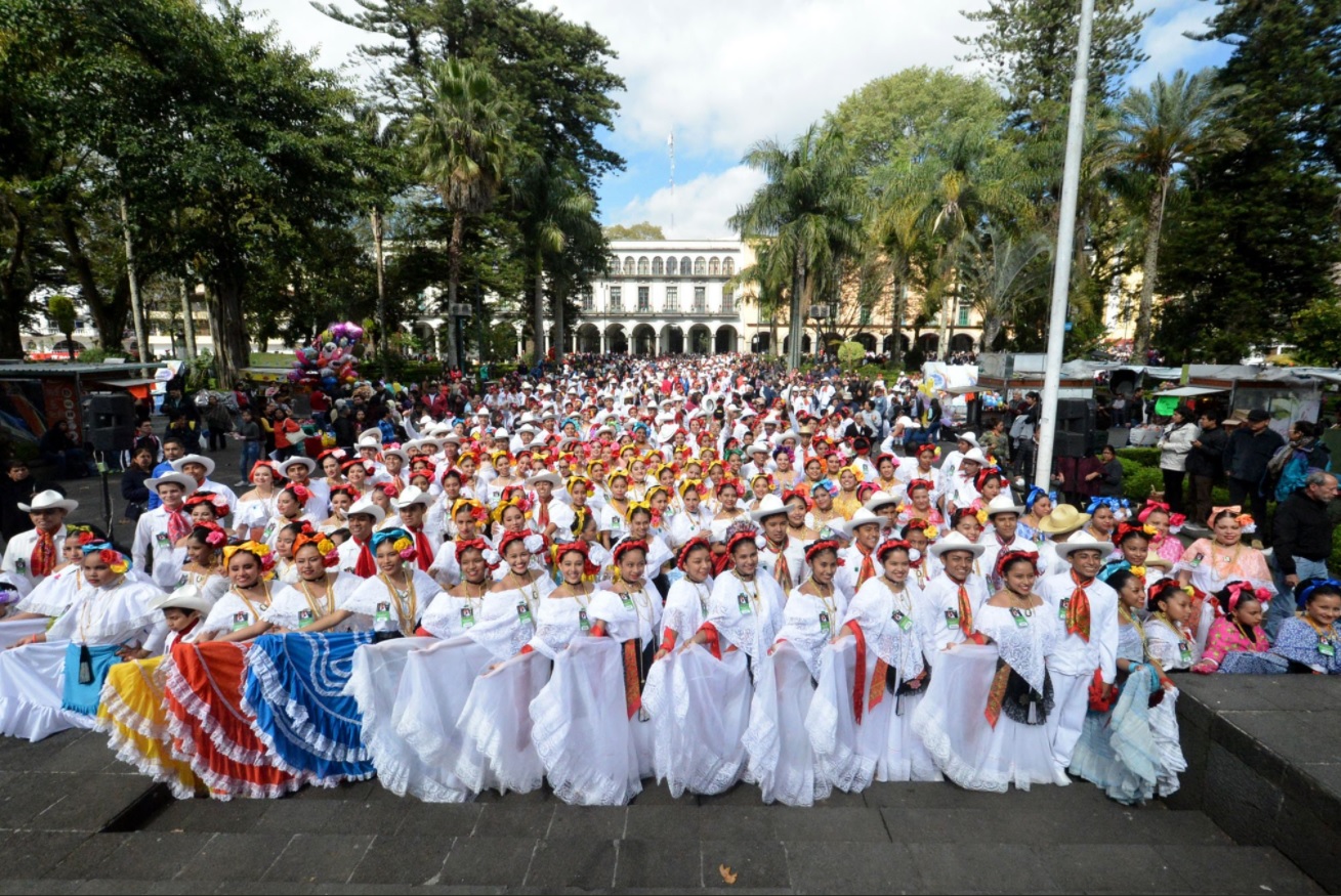 Más de 1,900 veracruzanos bailan La Bamba y rompen récord Guiness