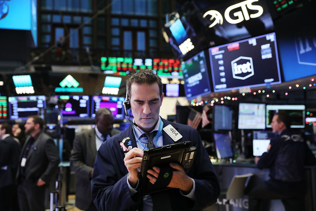 Wall Street baja y Dow Jones cede 0 11 ciento