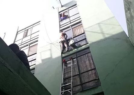 Policías evitan que mujer saltara desde un tercer piso en la Doctores