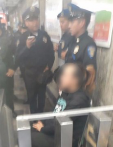 Mujer que pidió ayuda en Metro Pino Suárez