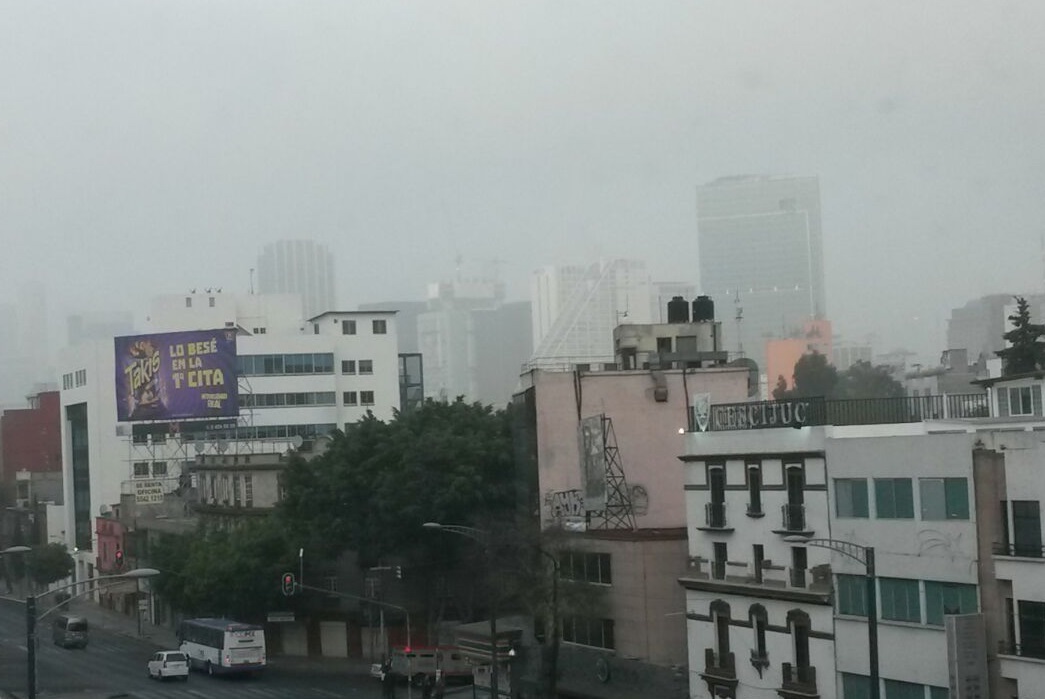 Espesa capa de niebla cubre la Ciudad de México