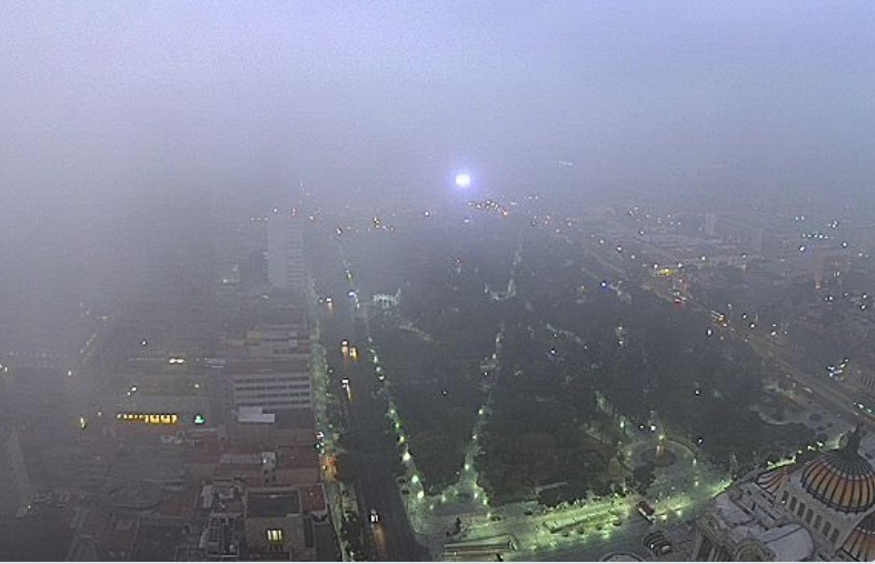 Espesa capa de niebla cubre la Ciudad de México