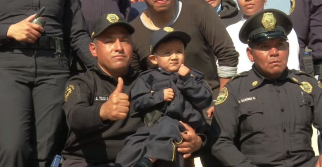 Niño de 3 años con histiocitosis cumple sueño de ser policía