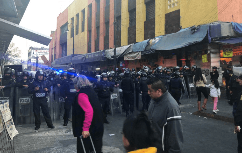 Operativo en Plaza Meave termina en riña entre policías y presuntos asaltantes