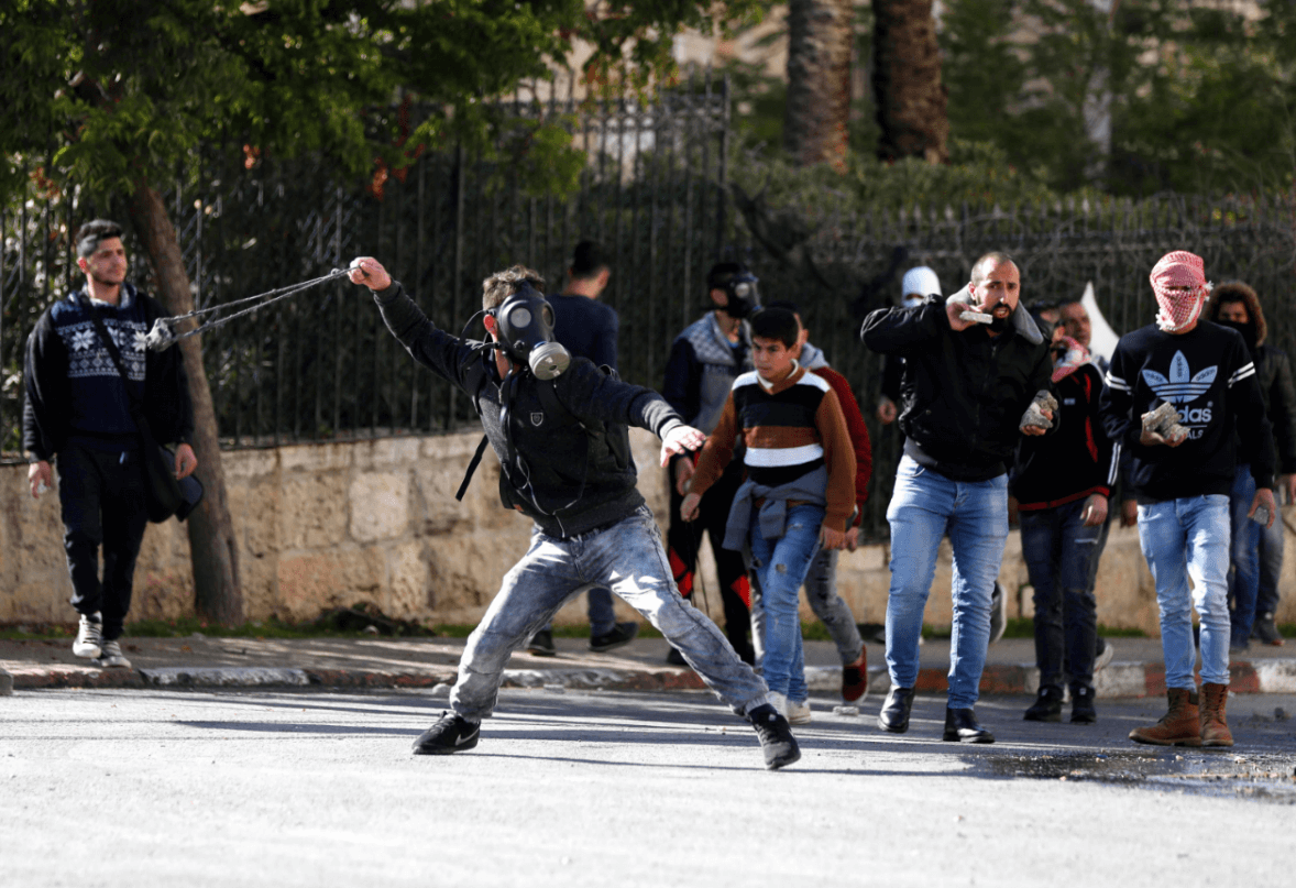 Palestinos lanzan piedras a soldados israelíes en Cisjordania