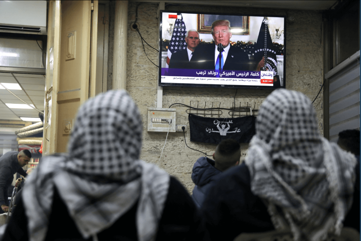 Palestinos observan en TV el mensaje de Trump sobre Jerusalén