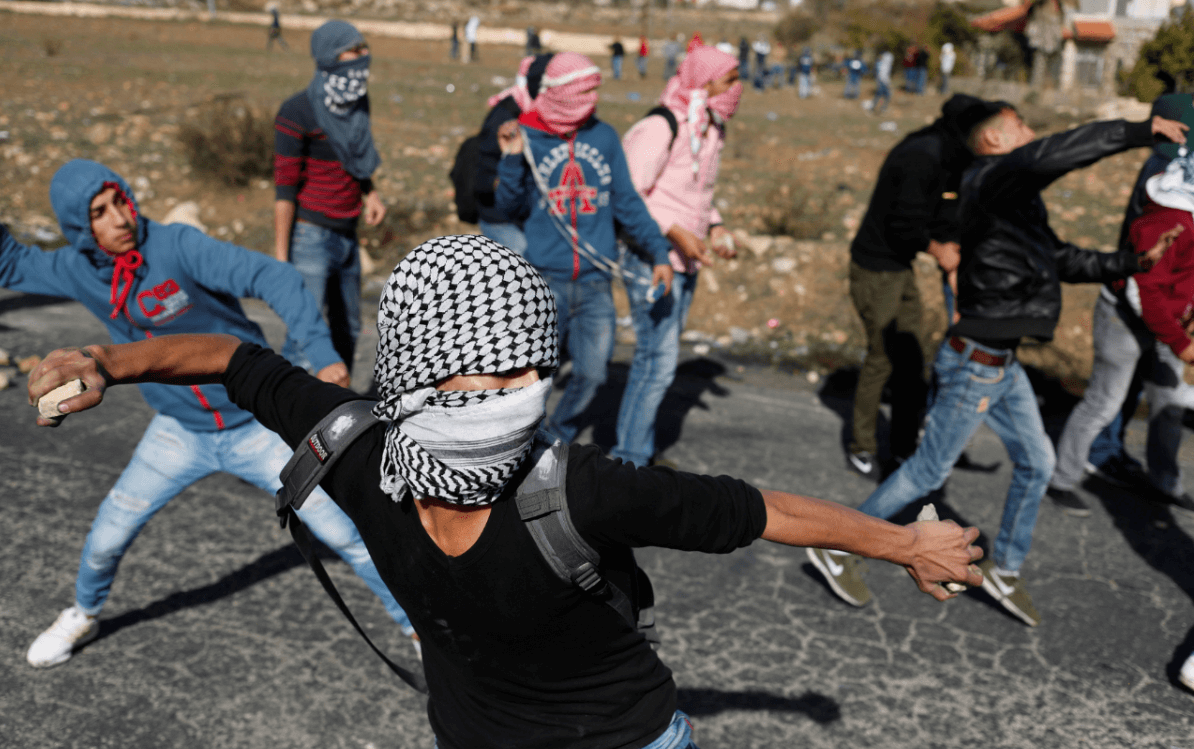 Palestinos protestan cerca de Ramala contra la decisión de Trump