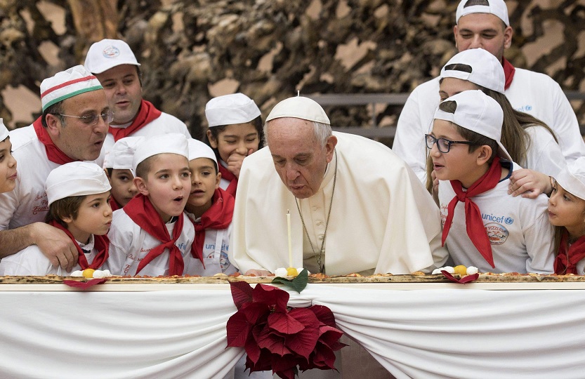 Papa Francisco cumple 81 años; apaga una vela de cumpleaños