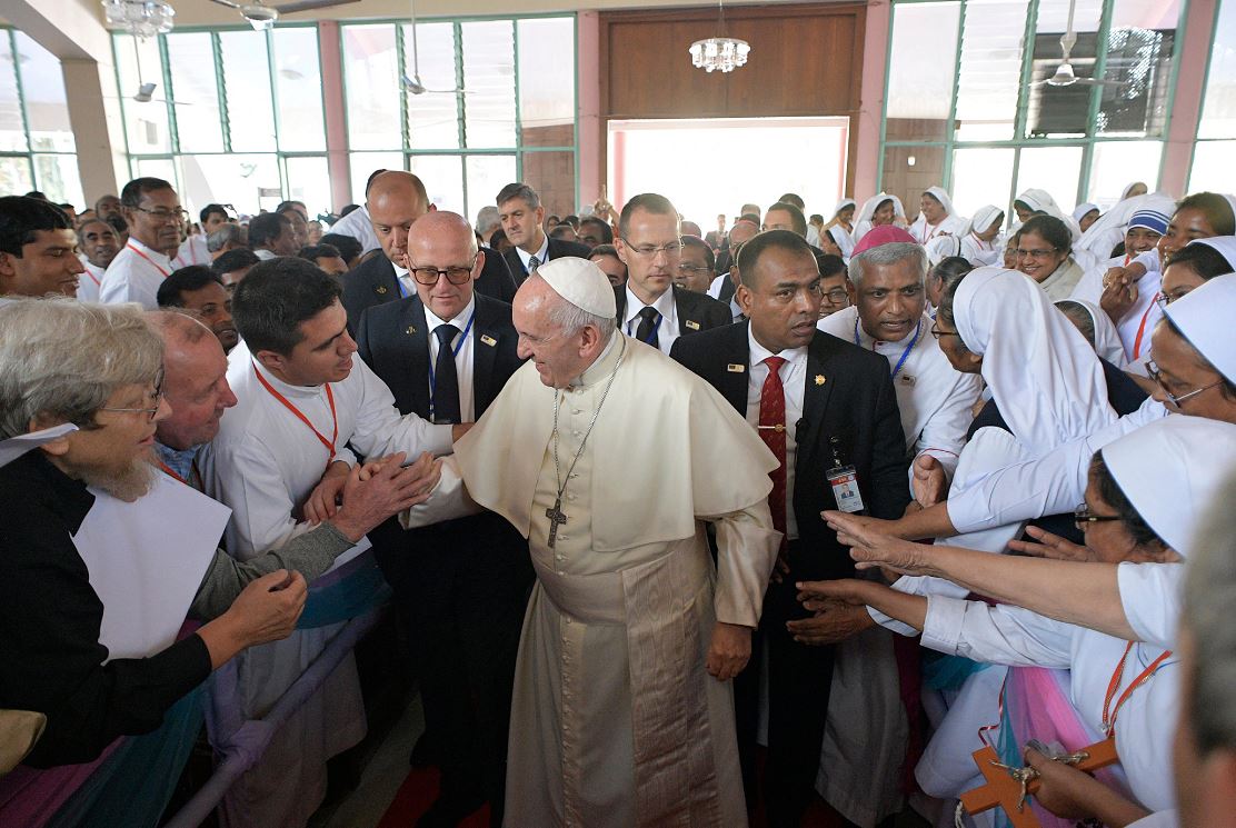 Hablar mal del otro 'es terrorismo', asegura el papa Francisco
