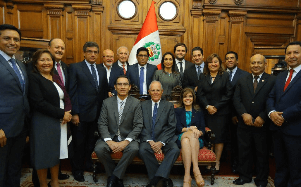 Presidente de Perú se defiende en el Congreso ante posible destitución (Twitter @ppkamigo)