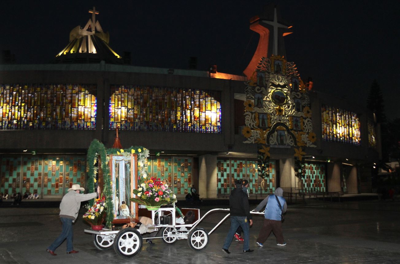 peregrinos llegan a la basilica de guadalupe