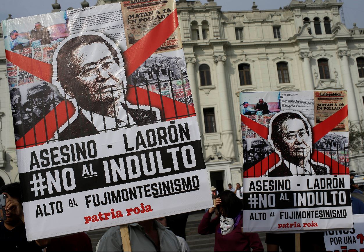 Peruanos protestan contra el indulto concedido a Fujimori