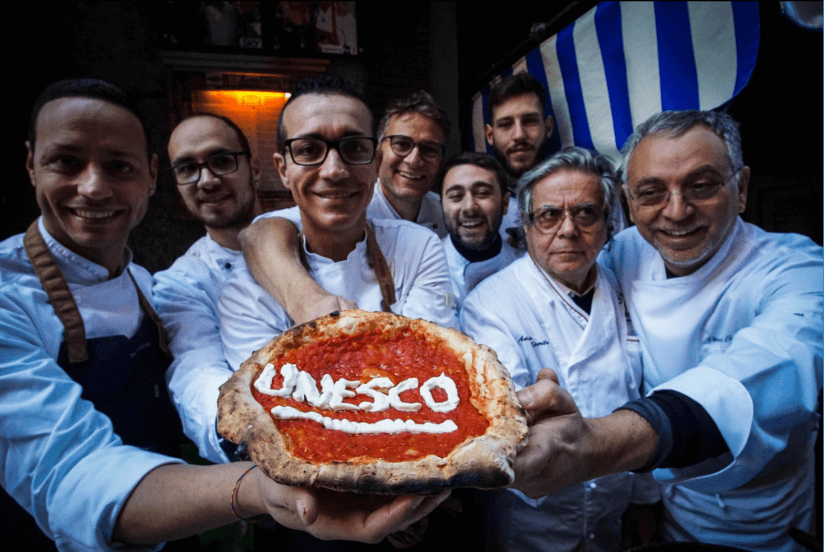 Pizzeros en Nápoles celebran la designación de la Unesco