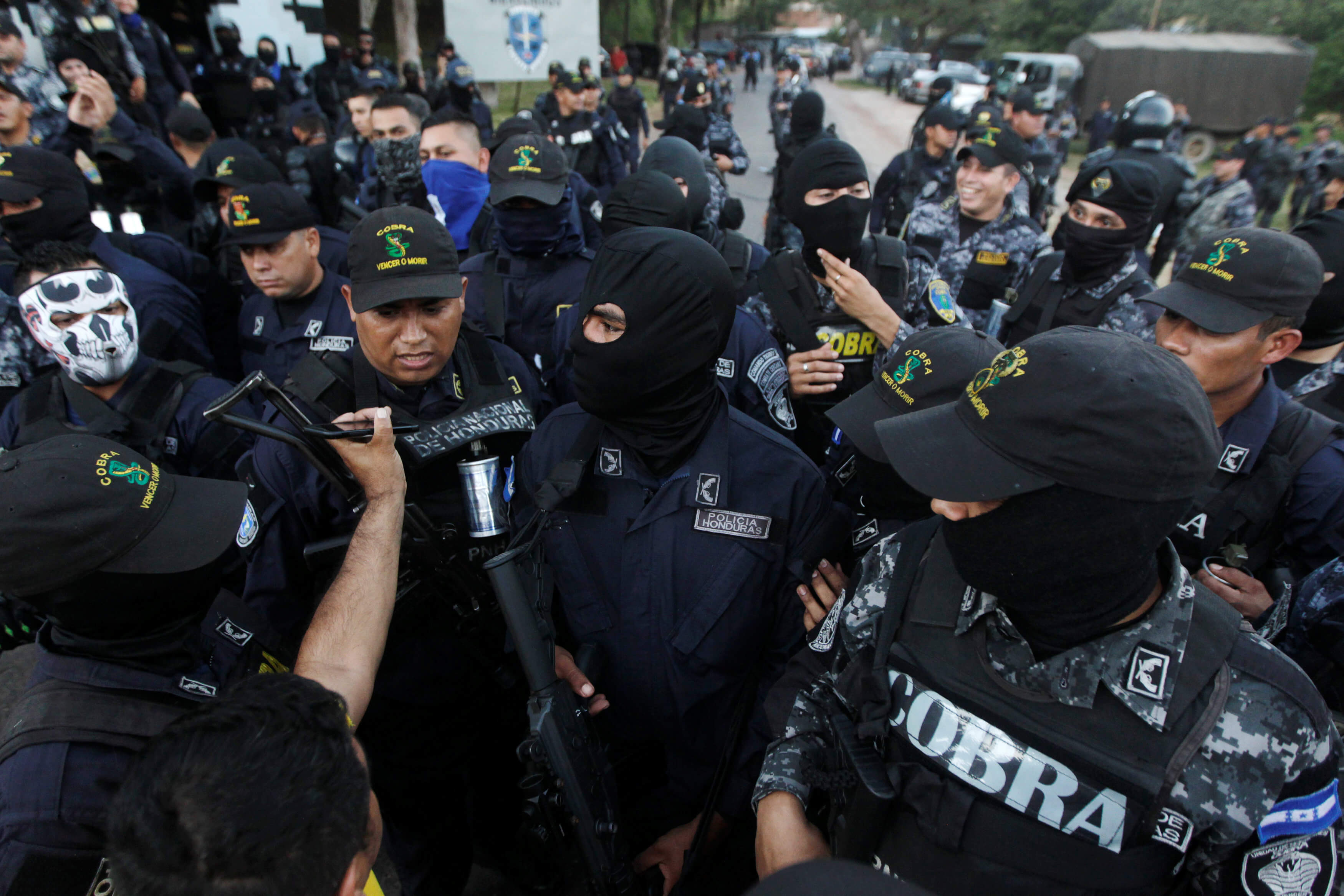 Policía se niega reprimir manifestantes durante toque queda Honduras