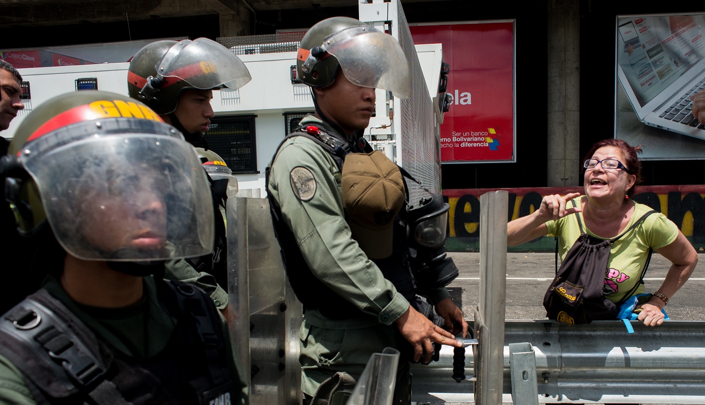 Mujer es asesinada por guardia durante reparto de jamones en Venezuela