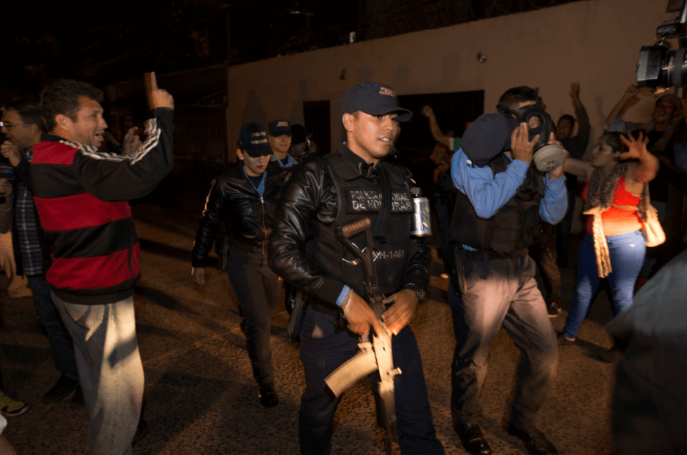 Policías de Honduras se niegan a respetar toque de queda del Gobierno
