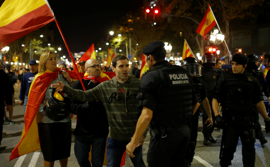 Gobierno español retira a policías desplegados en Cataluña por proceso independentista