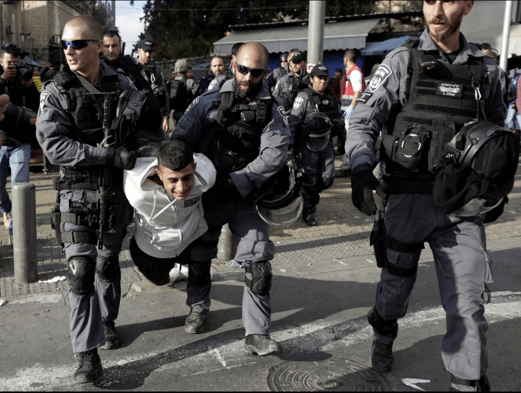 Policías israelíes detienen a un palestino durante las protestas