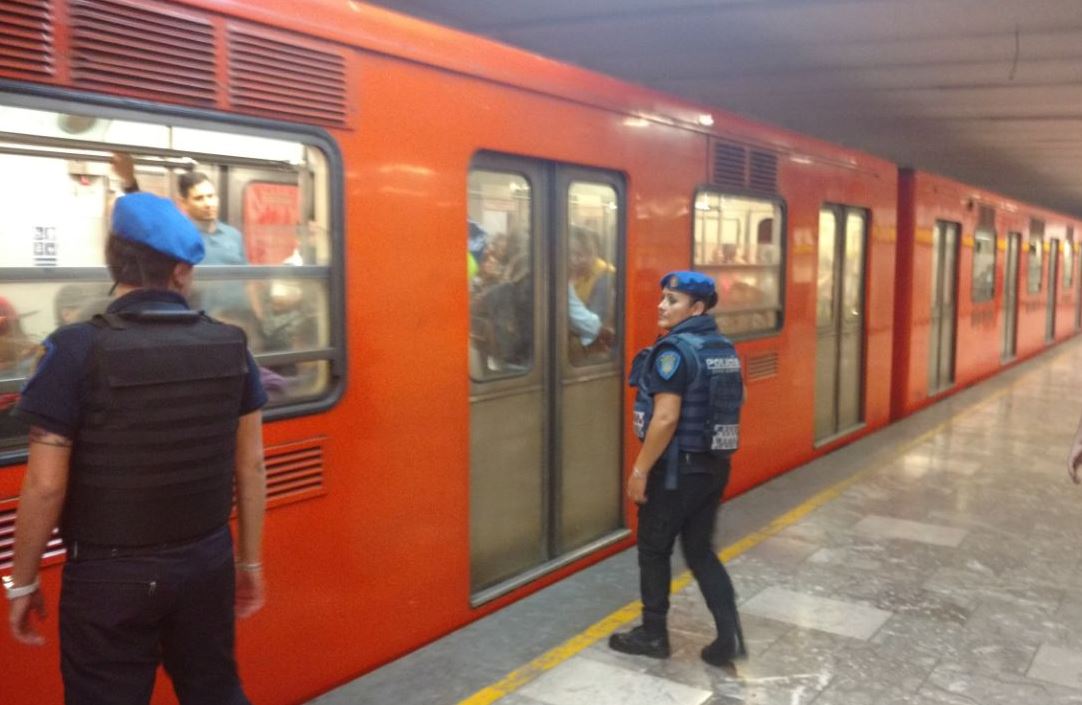 Detienen a quinceañera que robó celular en estación del Metro Merced