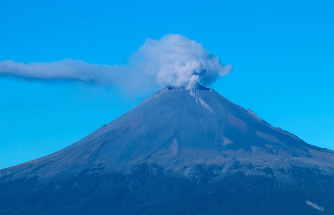 Volcán Popocatépetl emite 450 exhalaciones de baja intensidad
