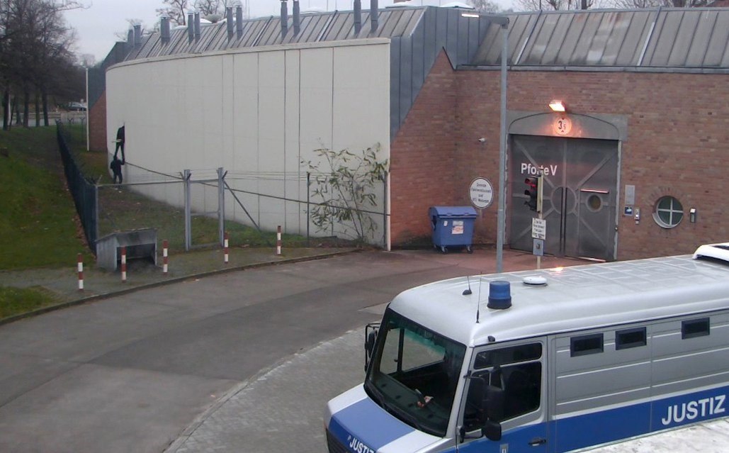 Cuatro presos se fugan de cárcel de Berlín tras abrir un agujero en un muro