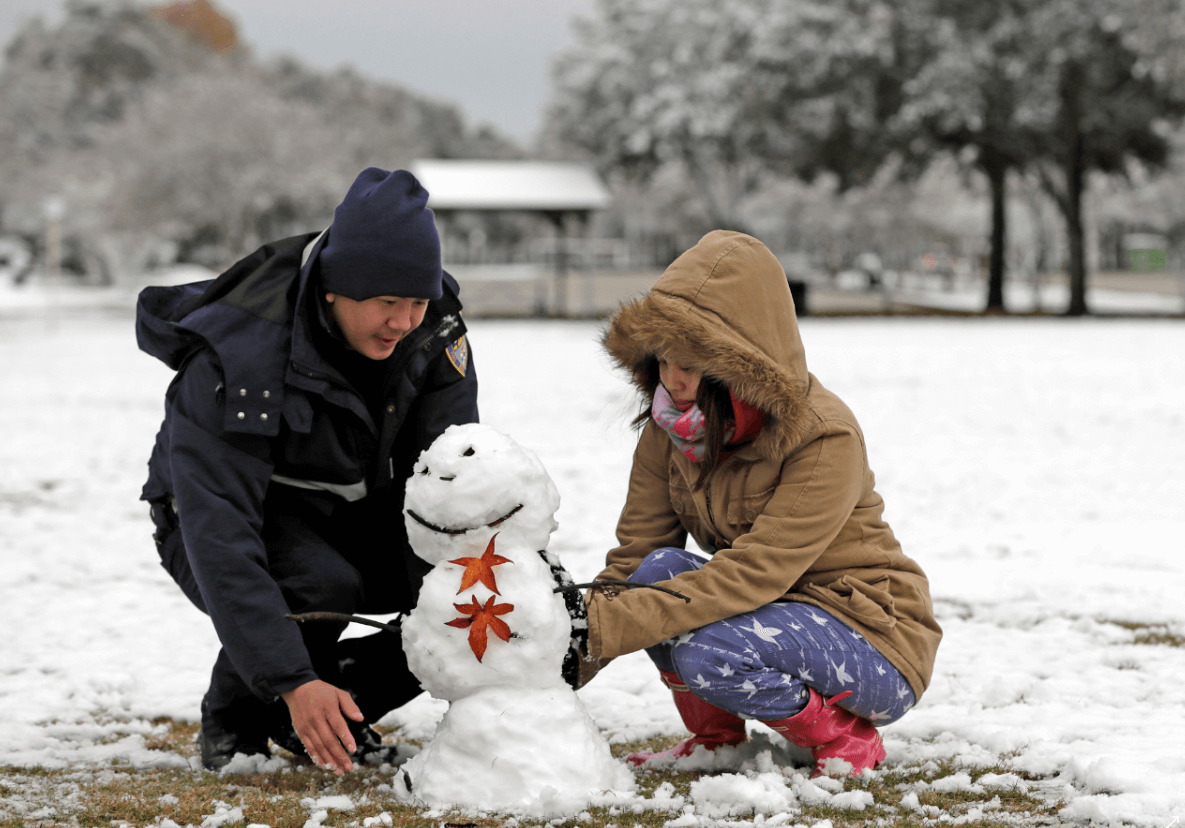 Residentes de Texas disfrutan de la inusual nevada