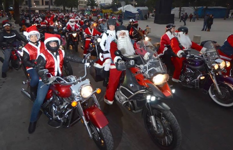 Motociclistas participan en rodada navideña vestidos de Santa Claus