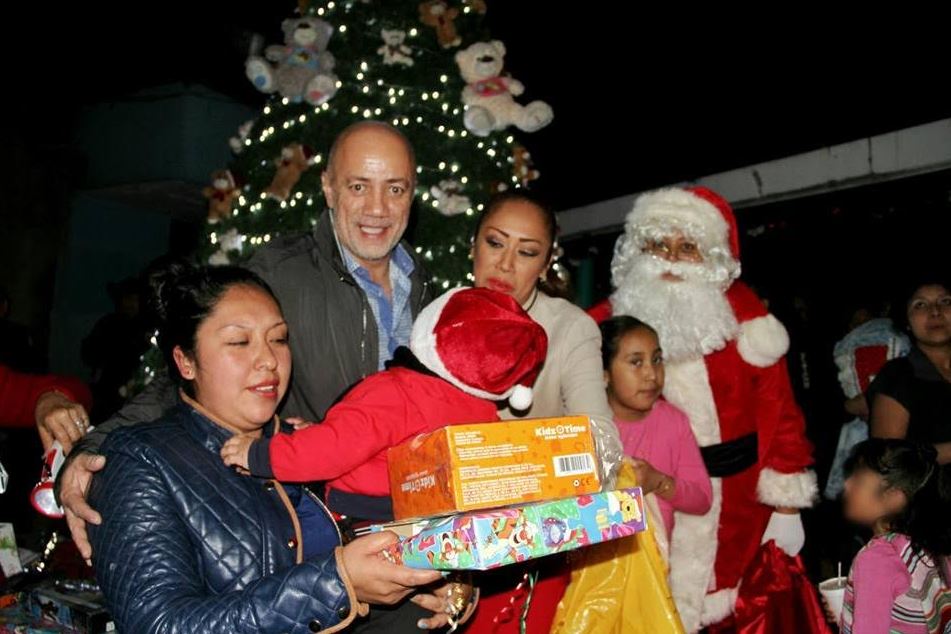 Deja Santa Claus regalos a hijos de reclusas en Santa Martha