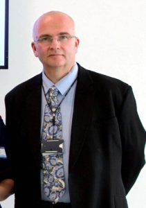 Simon Bramhall, médico que marco sus iniciales en hígados de pacientes