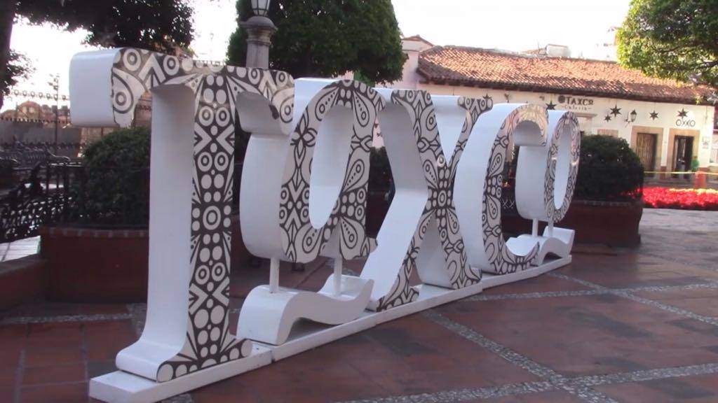 Diseñan flor monumental de Nochebuena en Taxco, Guerrero