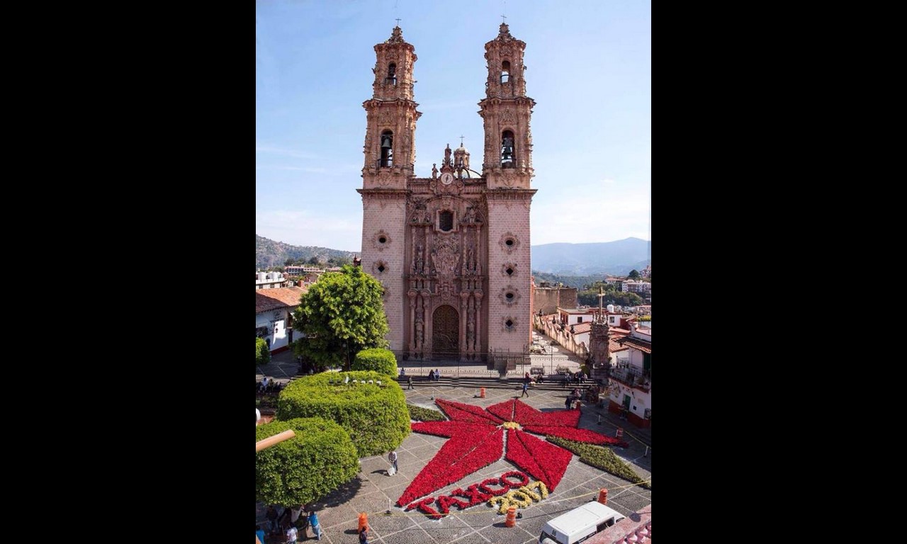 Diseñan flor monumental de Nochebuena en Taxco, Guerrero