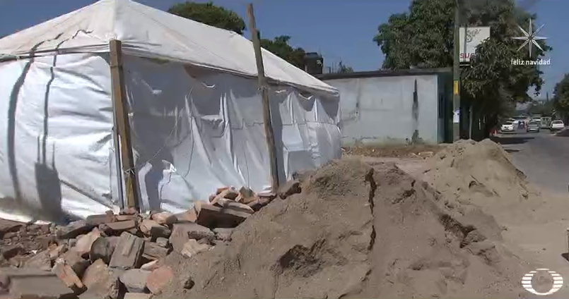 Terreno con escombro tras demolición de casa afectada por sismo en Juchitán