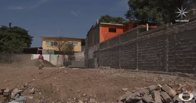 Terreno tras demolición de casa afectada por sismo en Juchitán, Oaxaca 