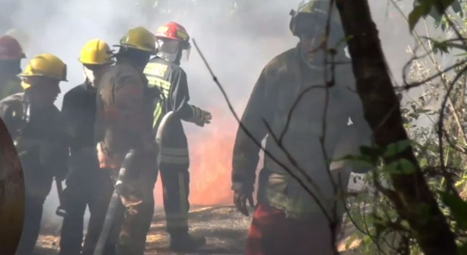 Controlan incendio por toma clandestina en Silao, Guanajuato