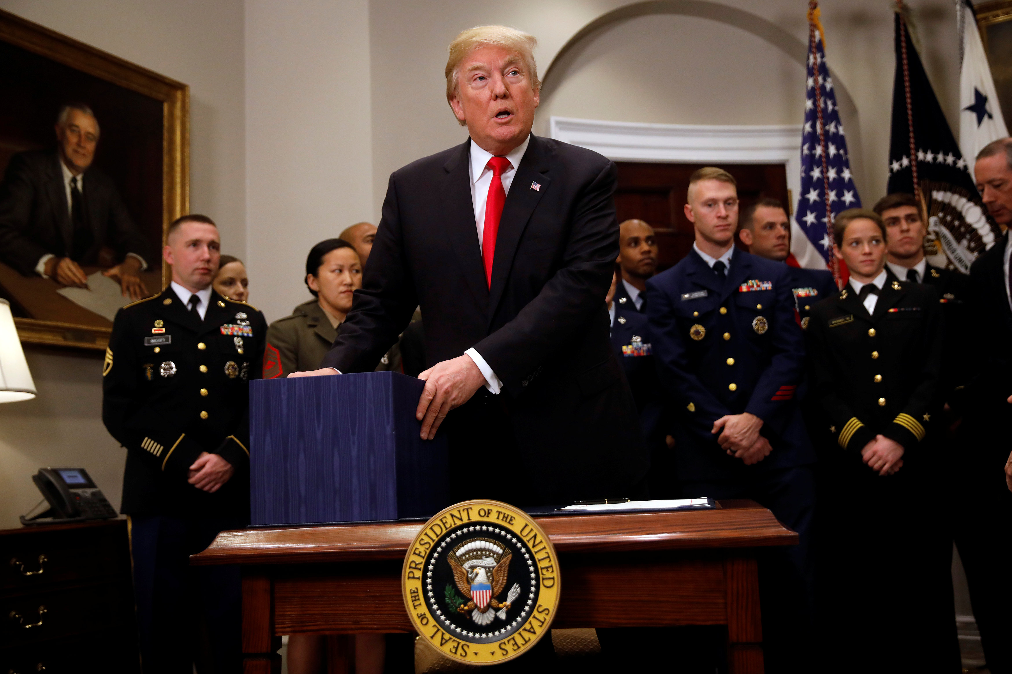 Trump autoriza presupuesto militar 700 mil millones dólares
