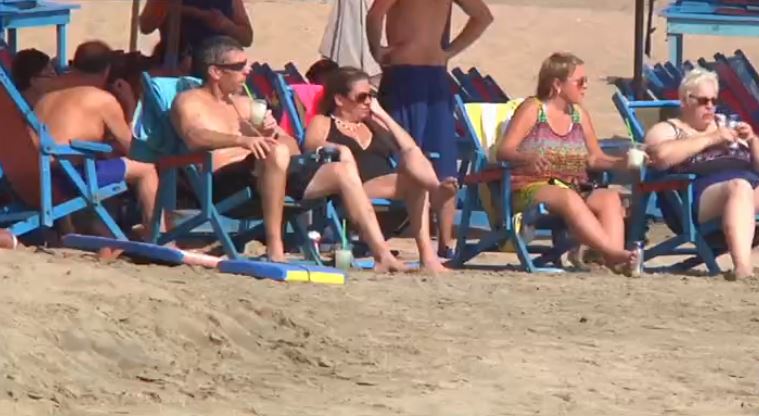 Turistas vacacionan en las playas de Colima