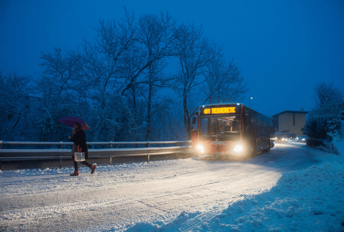 Un autobús circula por una carretera nevada en Suiza