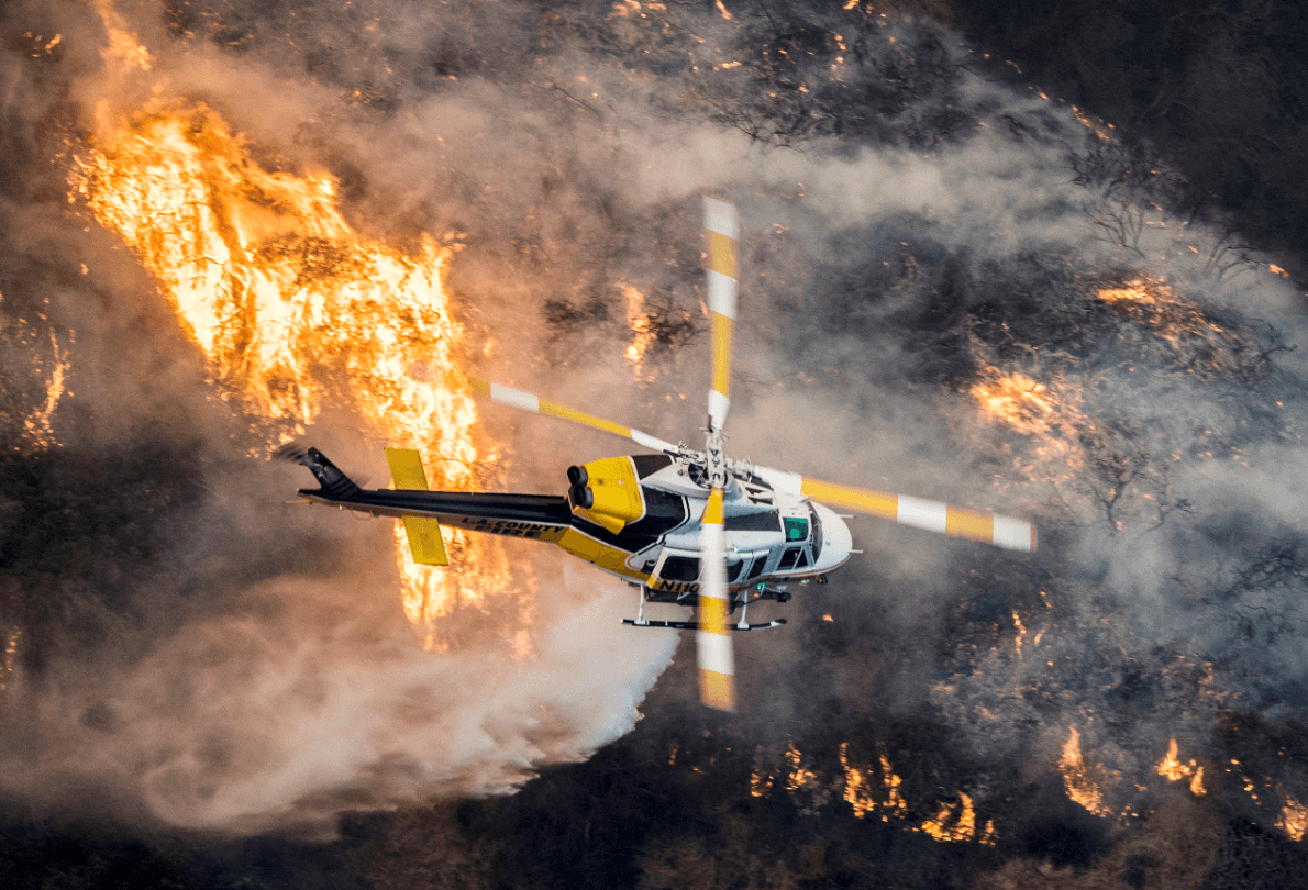 Un helicóptero de los bomberos combate el fuego en California